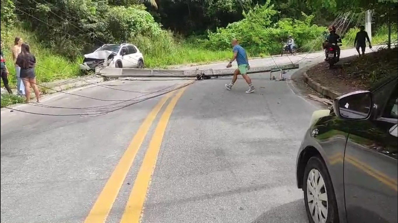 Acidente derruba poste e bloqueia via no Barro Duro