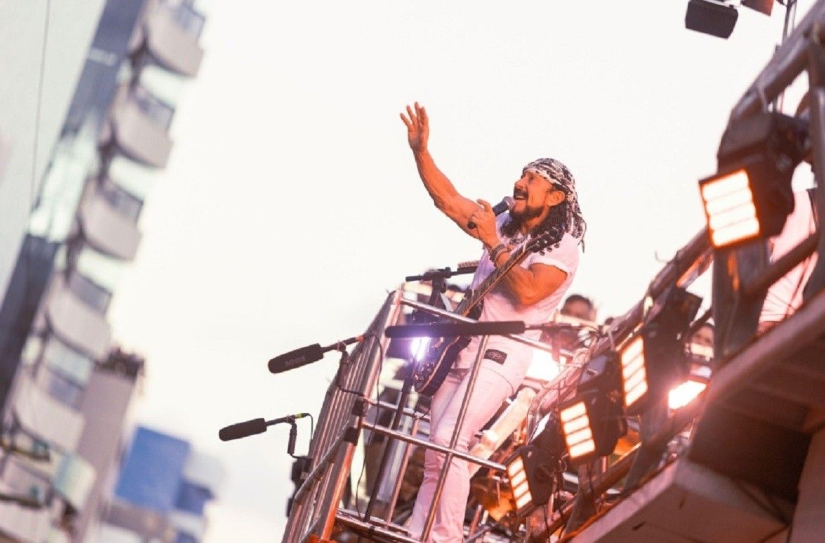 Bell Marques lidera festa de arrastão em Maceió 2026