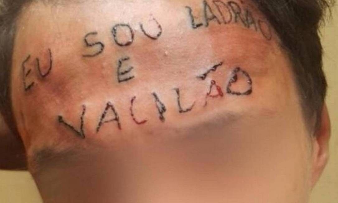 Jovem condenado por furto após tatuagem forçada em 2017