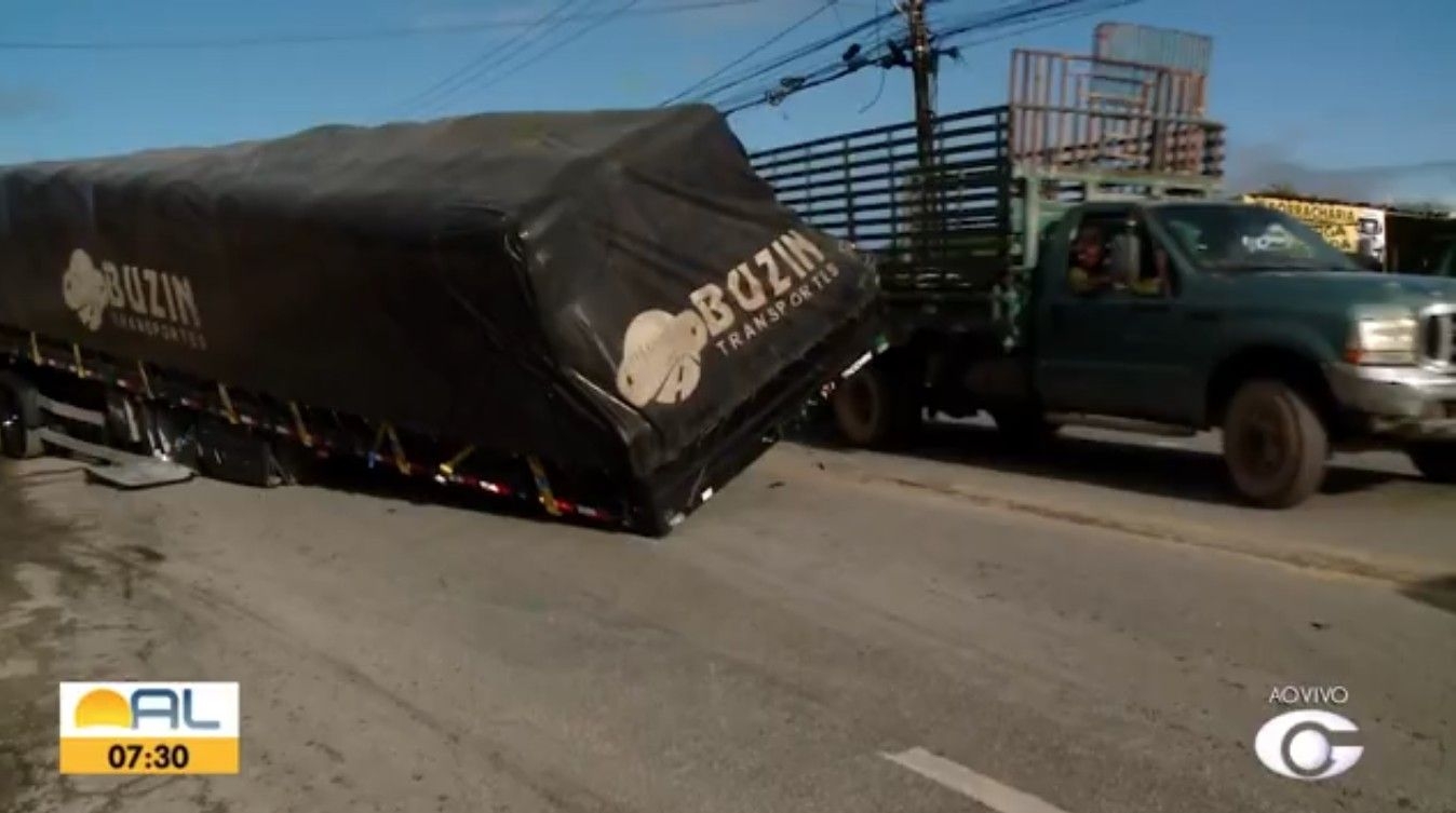 Carreta causa transtorno e lentidão no trânsito em Maceió