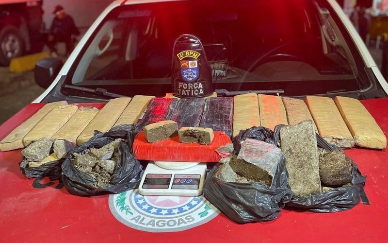 PM apreende carga enterrada de entorpecentes e arma de fogo