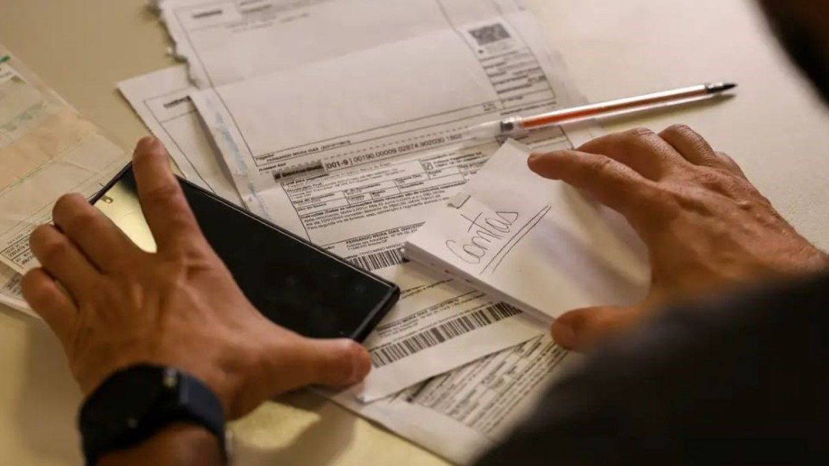 Contas de energia seguem com bandeira tarifária vermelha