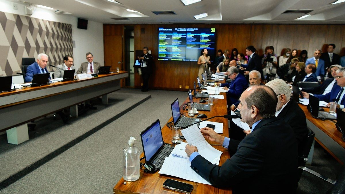 PEC que unifica eleições e acaba com reeleição avança no Senado