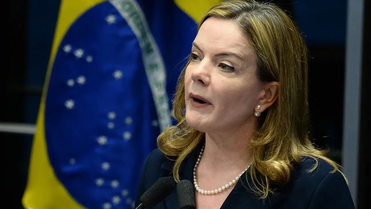 Gleisi Hoffmann assume ministério e promete apoio a Haddad