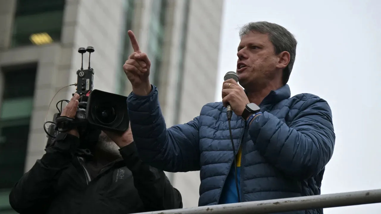 Governo Lula questiona Tarcísio sobre ação policial em escola