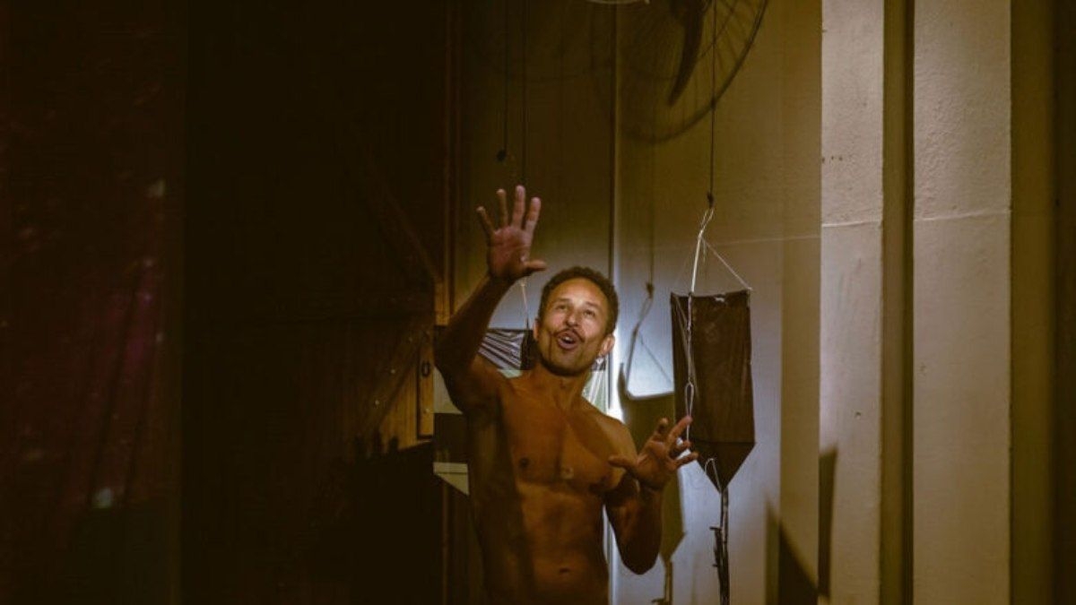 Mário Negreiro explora identidade e legado colonial no Sesc