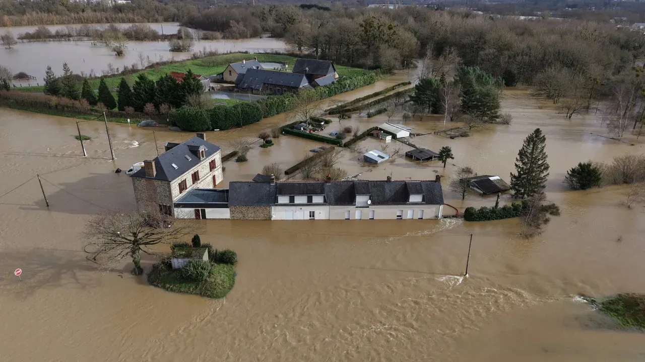 Tempestade Hermínia provoca estragos e cheias na Europa