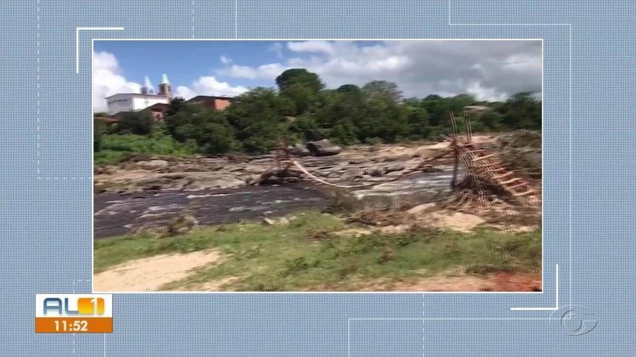 Moradores arriscam a vida em ponte improvisada em Alagoas