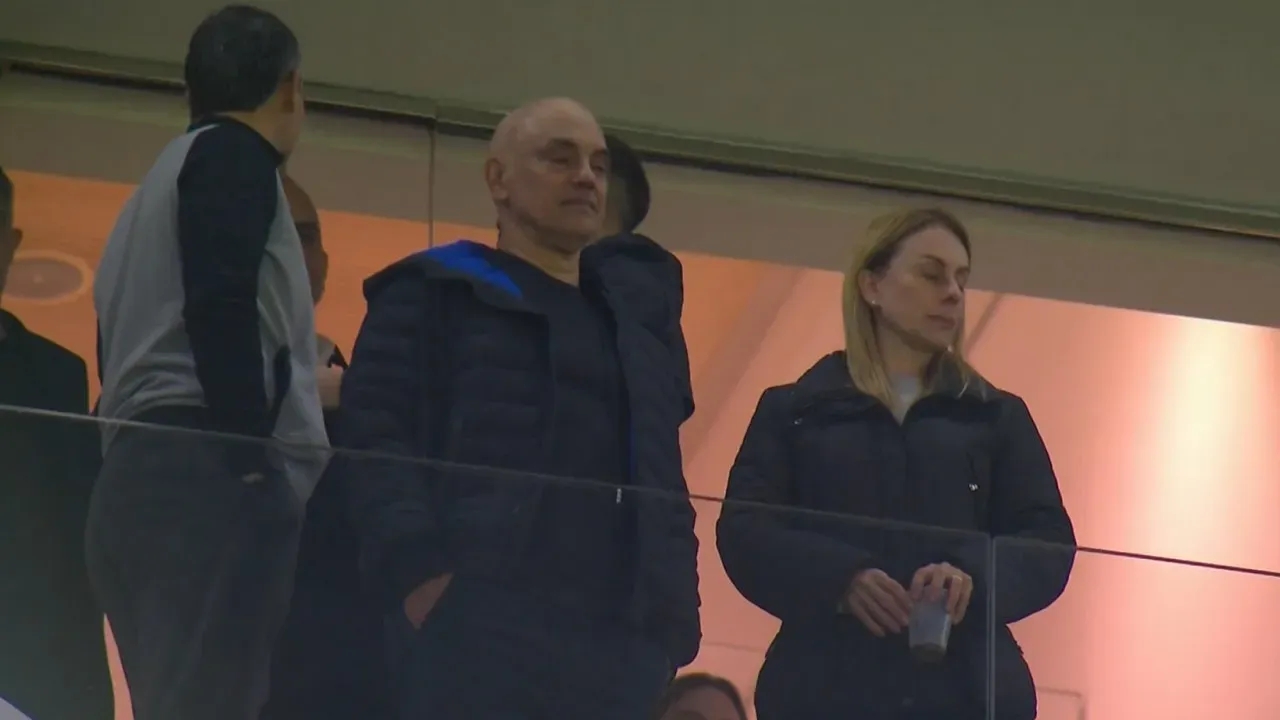 Moraes vai ao estádio e desafia sanções americanas