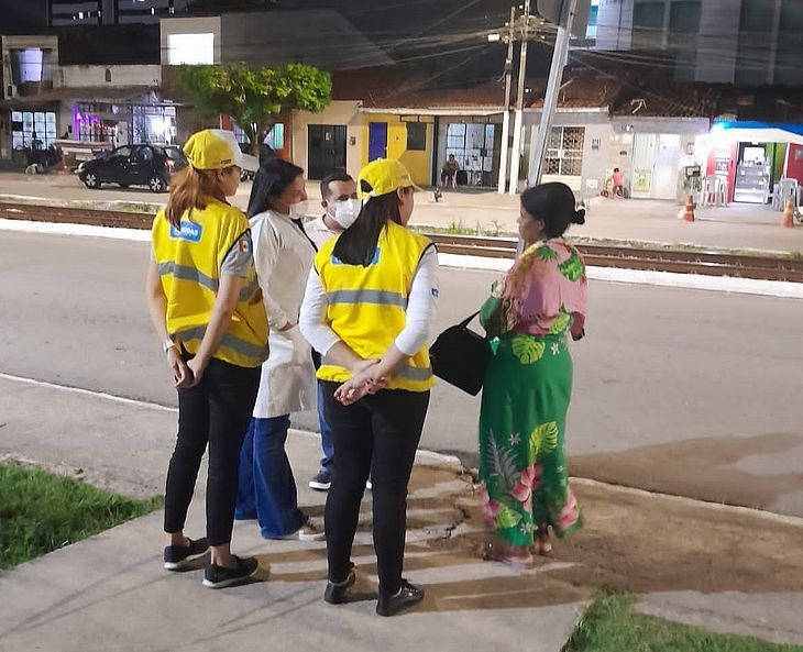 Baiana que fugiu de casa é levada para abrigo após ser encontrada em Maceió