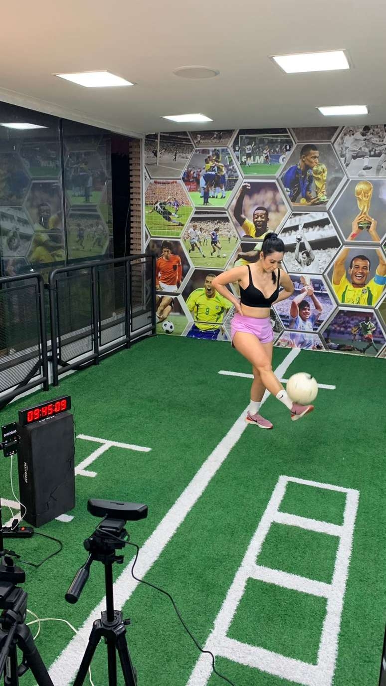 Brasileira faz dez horas de embaixadinhas e bate recorde mundial depois de quase 30 anos