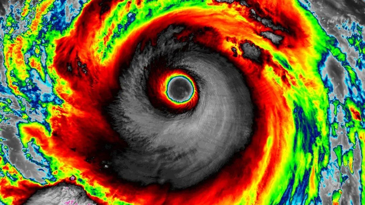 Supertufão Ragasa avança para a China com grande força