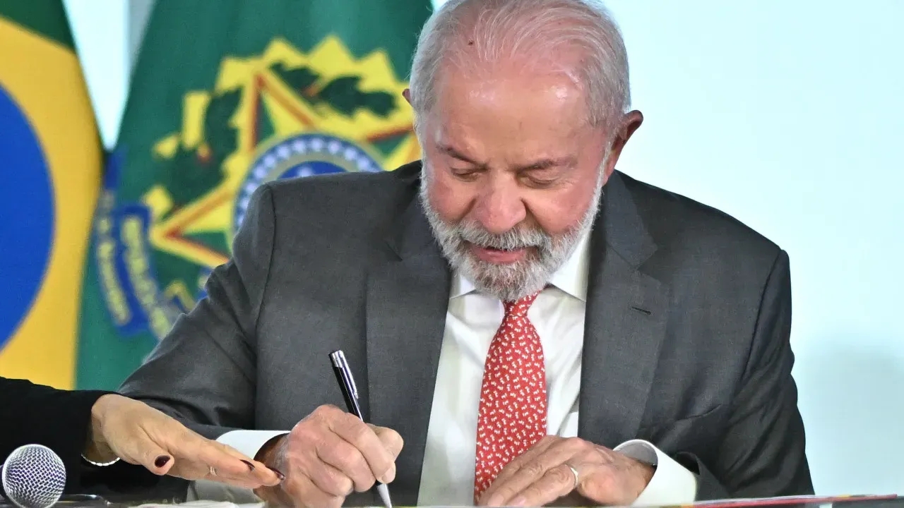 Lula aberto ao diálogo sobre tarifas após gesto de Trump