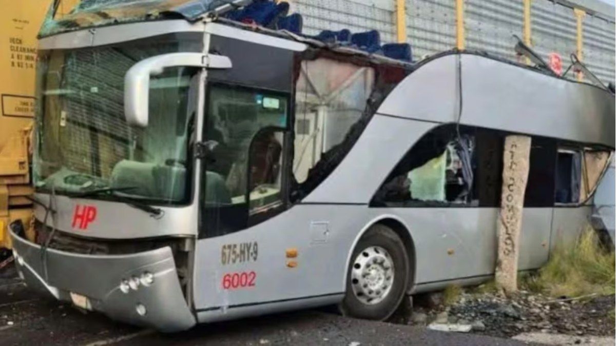 Trem atinge ônibus e mata oito no México