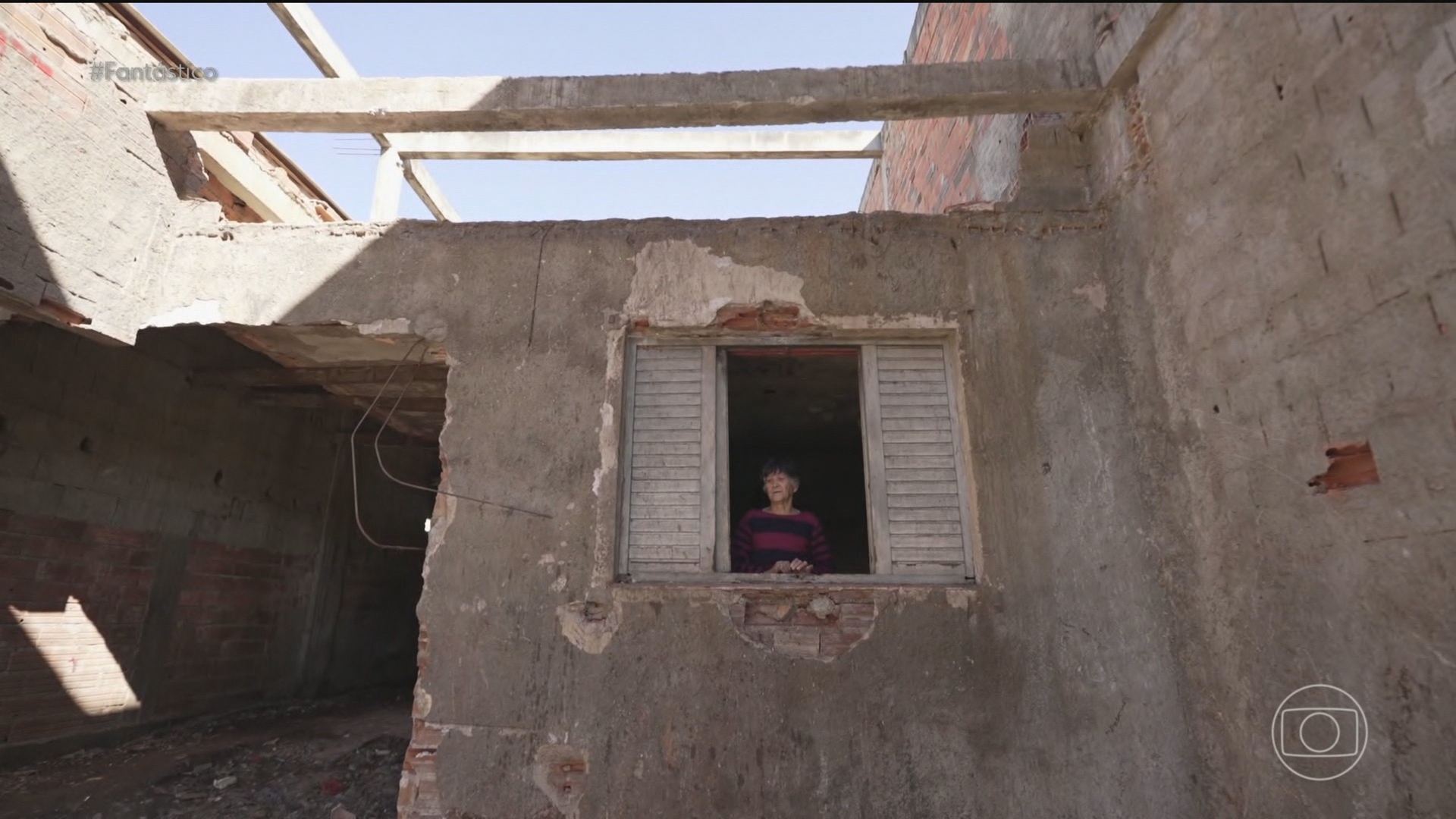 Catadora de recicláveis recebe apoio para desocupar casa cheia de lixo