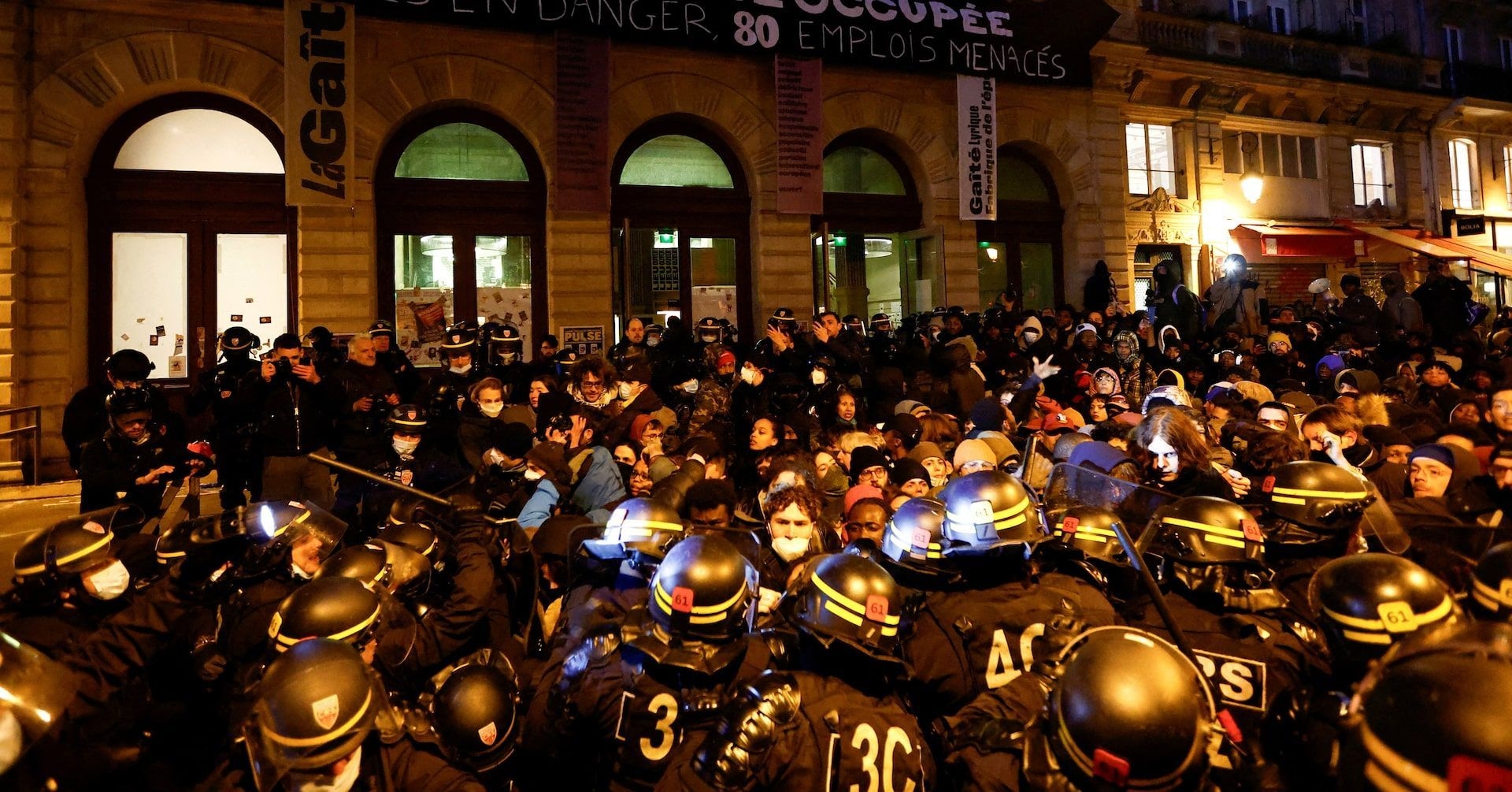 Evacuação de Migrantes em Teatro de Paris
