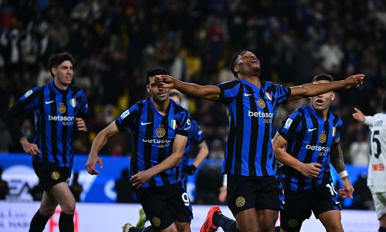 Dumfries marca duas vezes, Inter elimina Atalanta e avança à final da Supercoppa