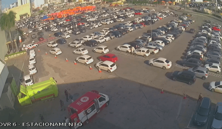 Câmera registra momento em que homem foi baleado em estacionamento de shopping de Maceió