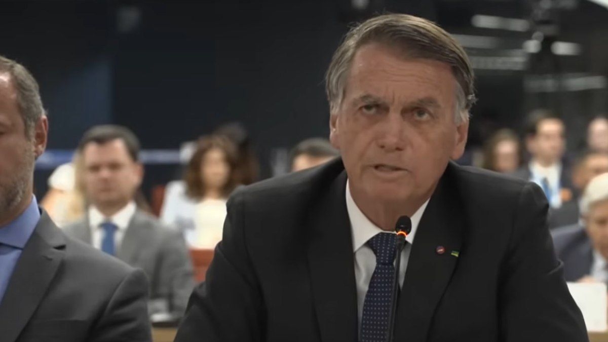 Bolsonaro falta a julgamento por limitação médica