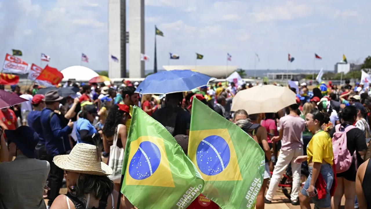 Protestos em sete capitais contra a PEC da Blindagem