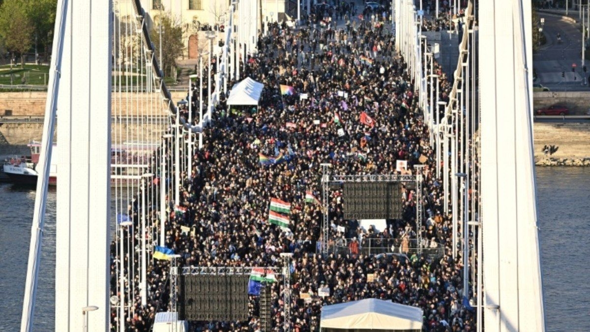 Hungria restringe direitos LGBTQIAPN+ com emenda constitucional