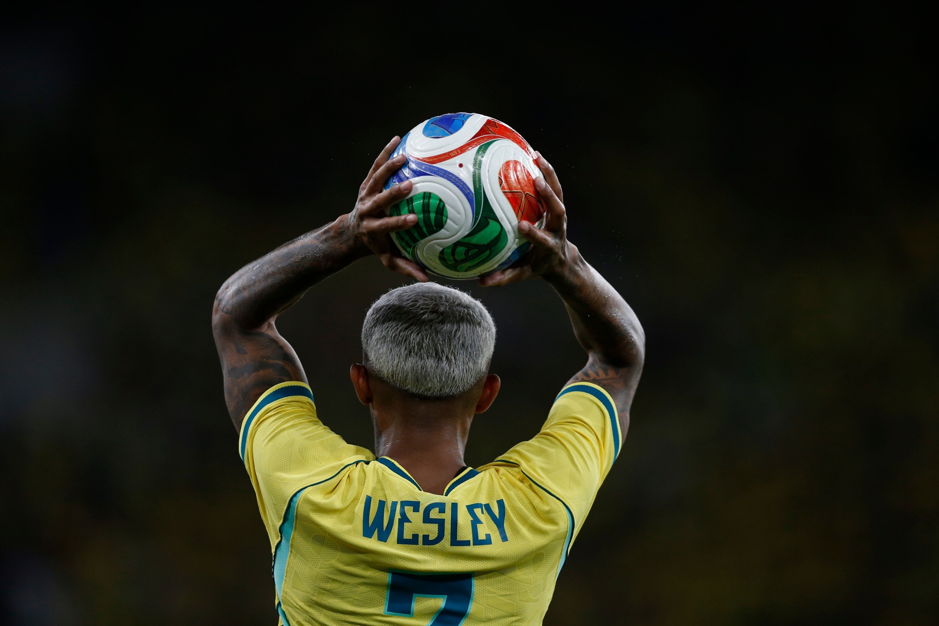 Wesley lamenta corte da seleção e recebe apoio de Paquetá