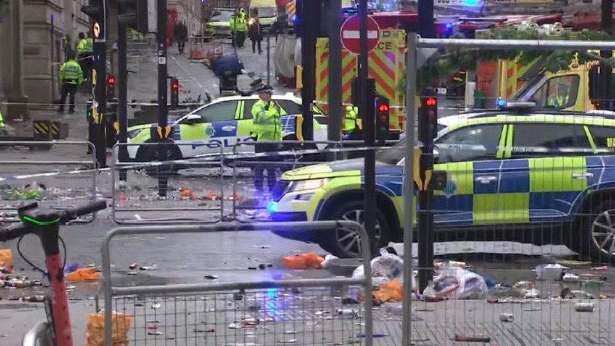 Carro atropela torcedores do Liverpool durante celebrações
