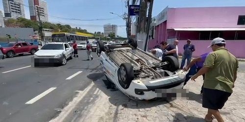 Vídeo: táxi colide com outro carro e capota na Avenida Gustavo Paiva, em Mangabeiras