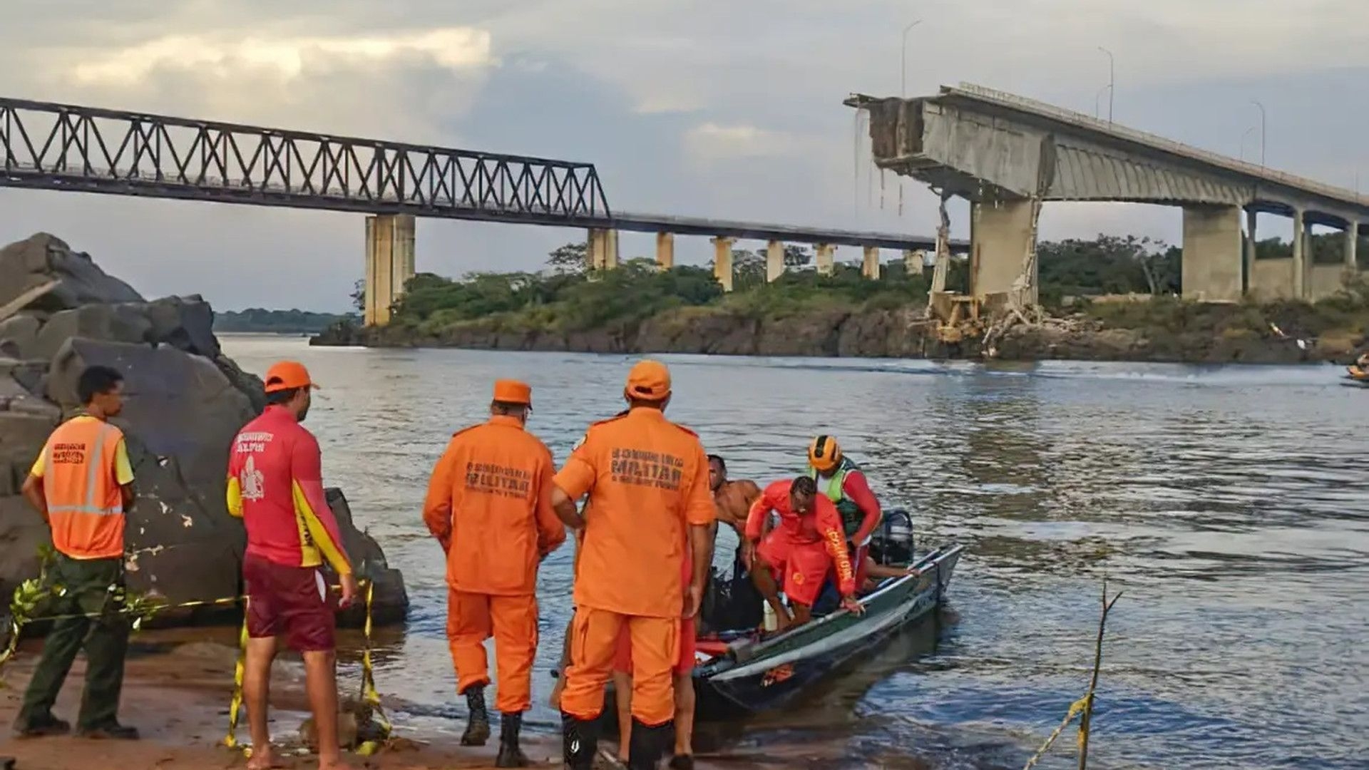 Busca por desaparecidos da queda da ponte no Rio Tocantins retorna; 12 mortes são confirmadas