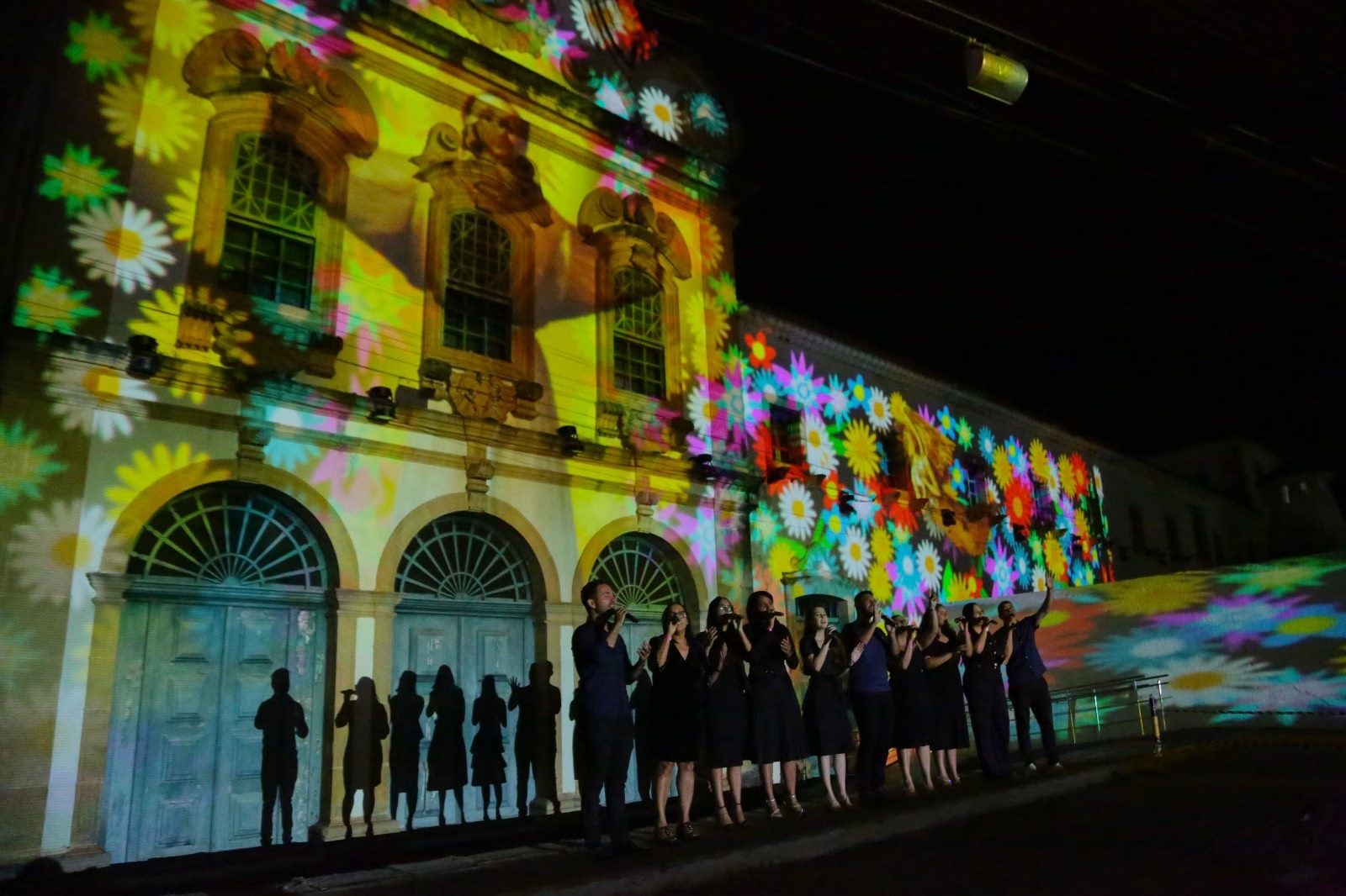 Projeção mapeada e coral encantam público no Penedo Luz
