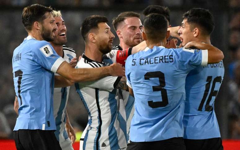 Messi se envolve em confusão, e zagueiro do Uruguai provoca com gesto obsceno