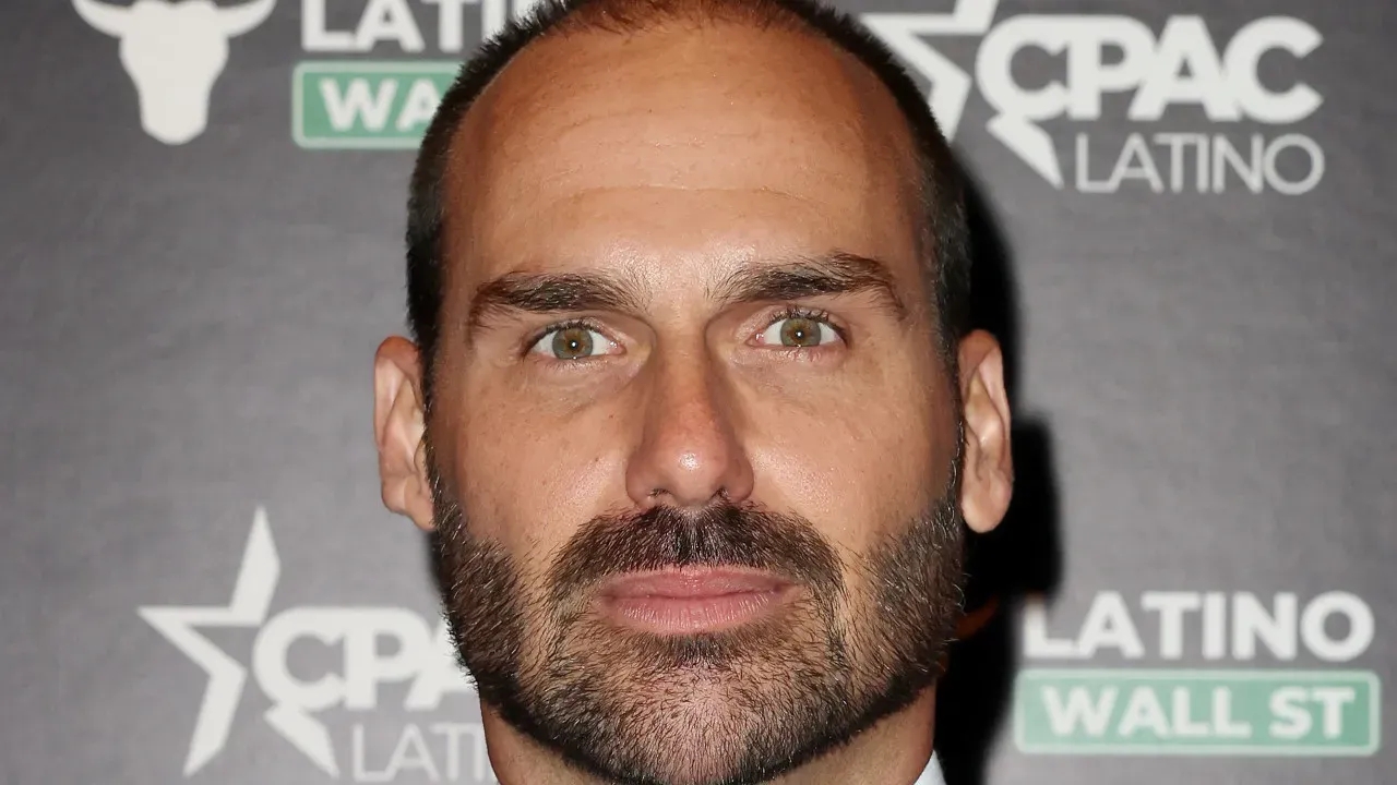 Eduardo Bolsonaro afirma que não voltará ao Brasil