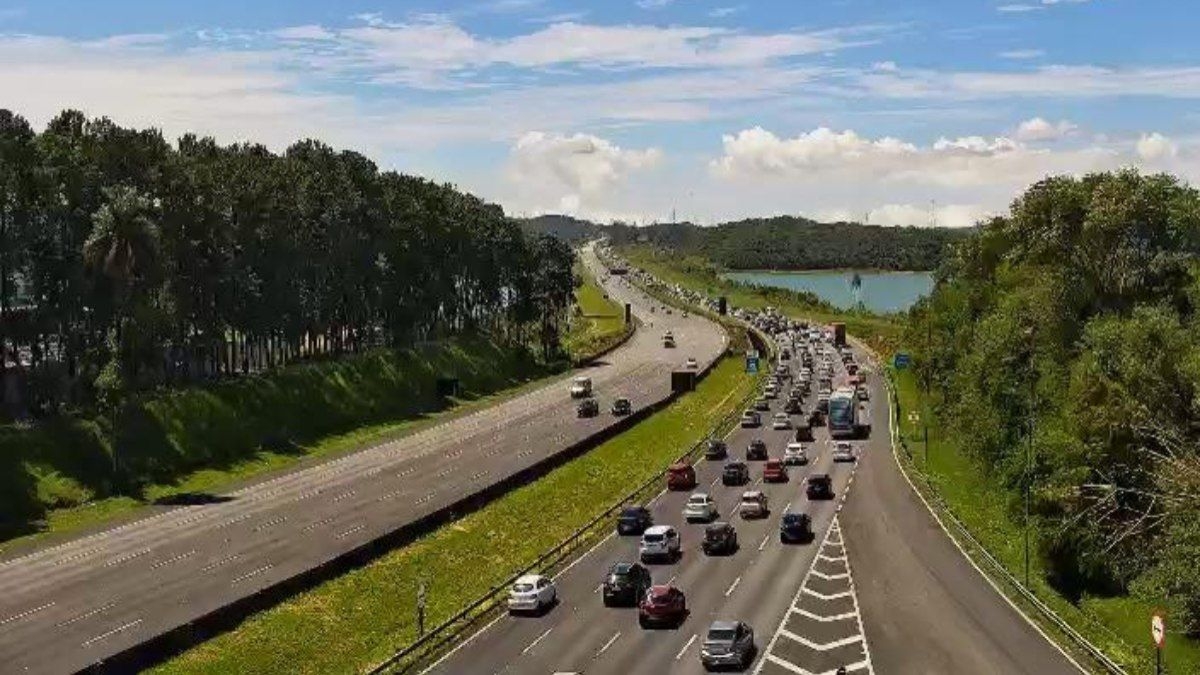 Trânsito intenso na Baixada e Litoral Norte de SP
