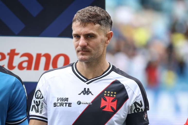 Foco principal do Vasco no momento é renovar com Vegetti e Léo Jardim