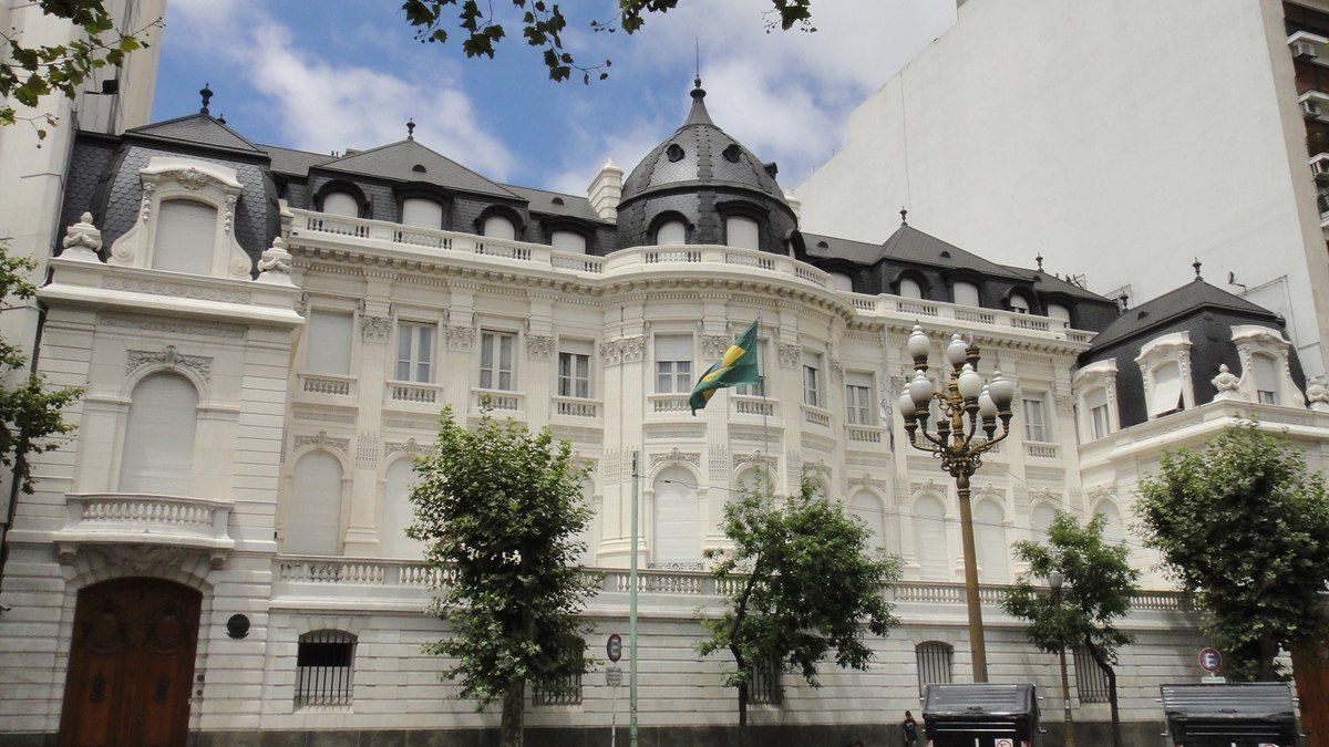 Lula se hospeda em embaixada após críticas a gastos