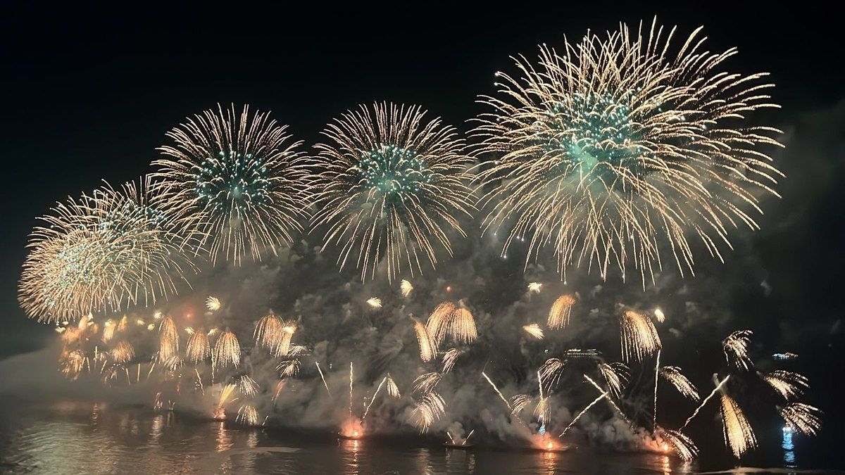Queima de fogos em Copacabana reuniu milhões de pessoas