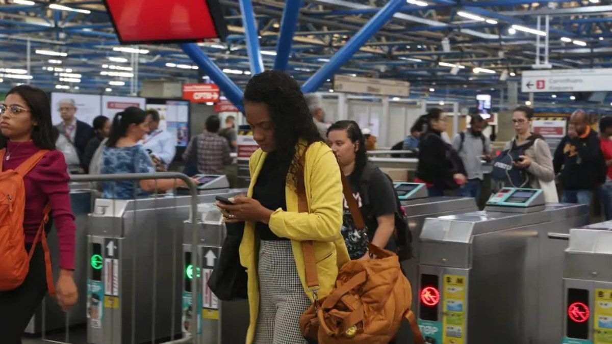 Metrô de São Paulo opera 24h nos finais de semana