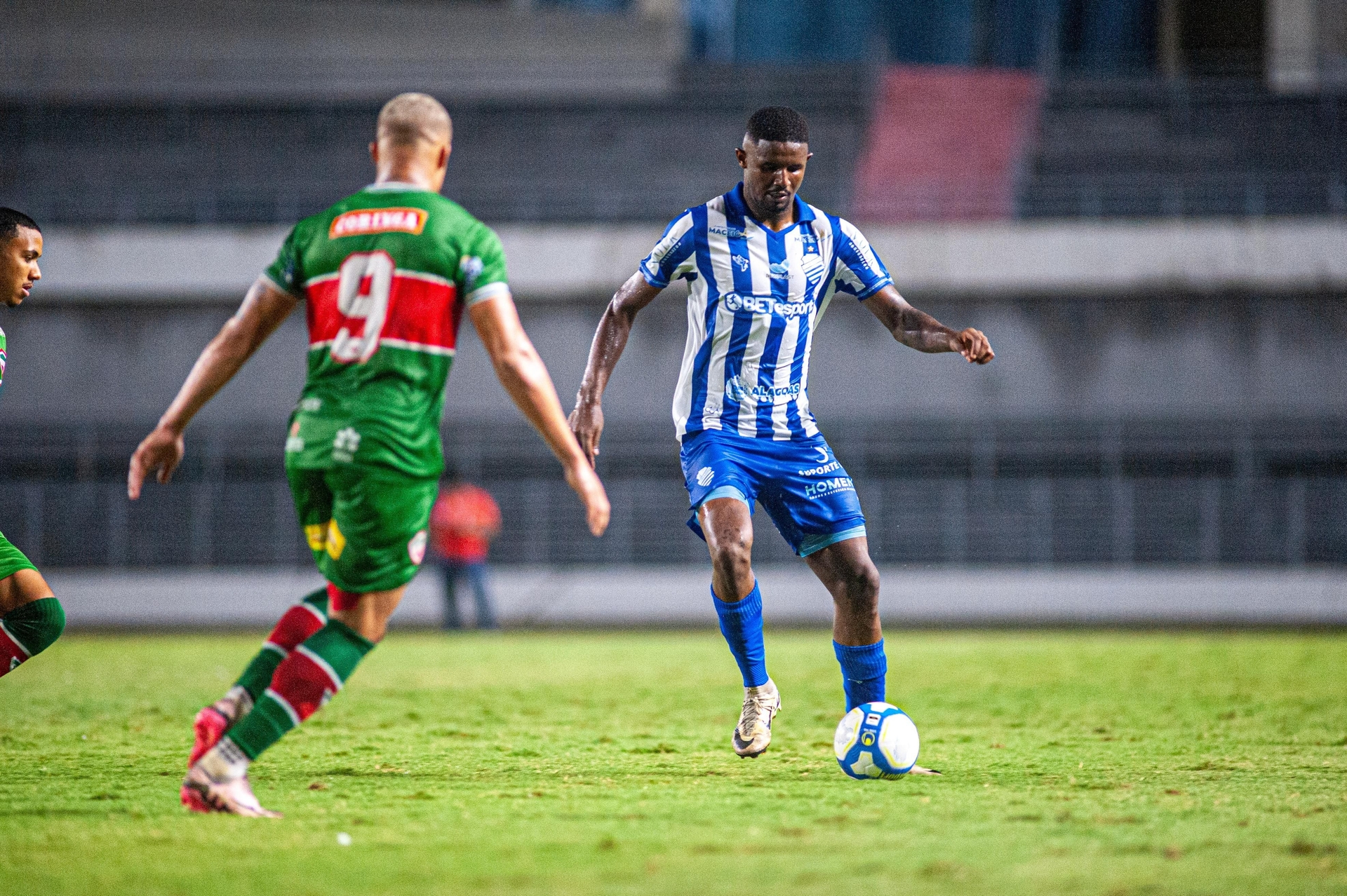 Marcão brilha em estreia pelo CSA com elogios de Higo Magalhães