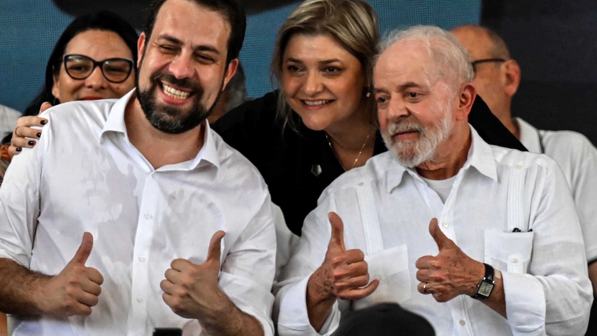 Boulos chega para encontro com Marta e adia embarque em tour pela França e China
