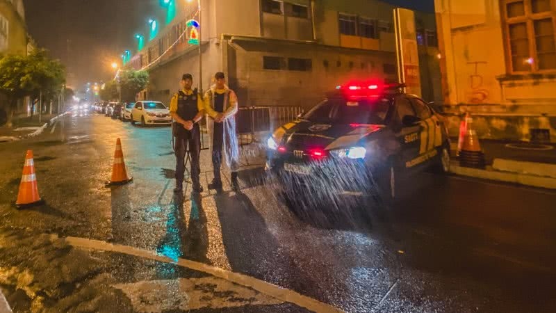 Fuga termina em colisão com viatura e morte em Jaraguá