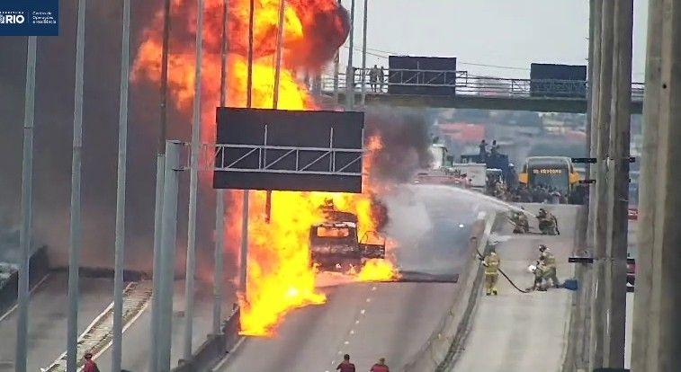 Incêndio em caminhão causa interdição total da Avenida Brasil