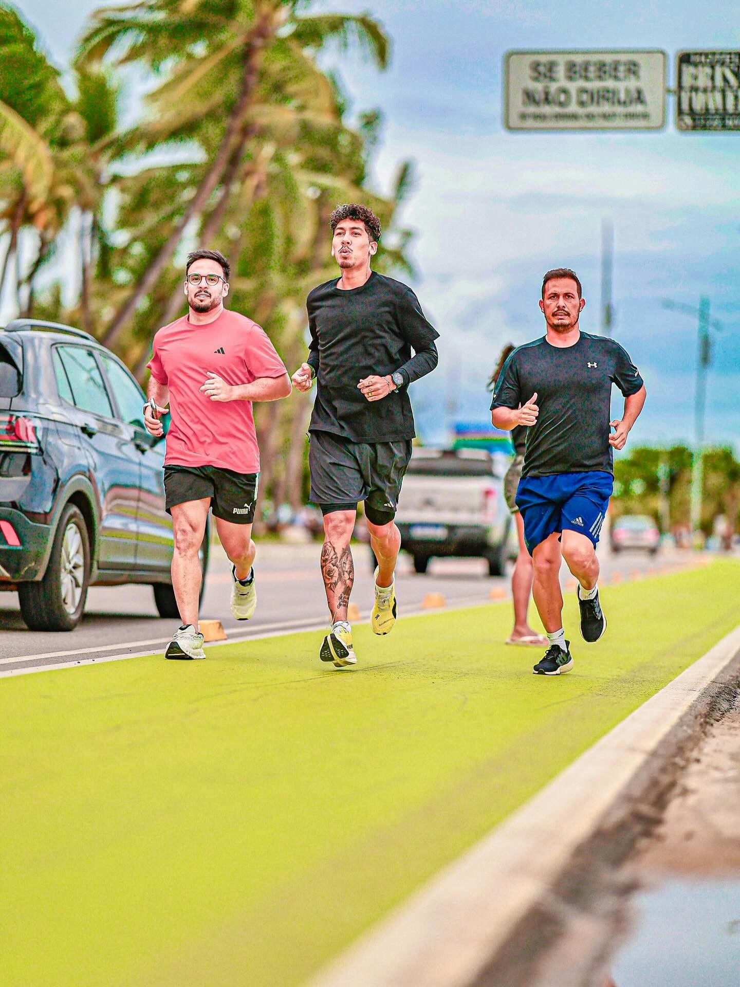 Firmino se exercita em Maceió durante as férias