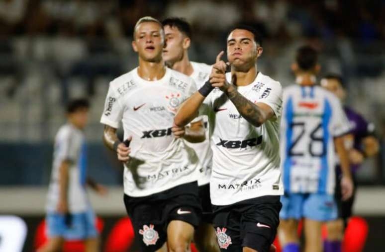 Corinthians goleia o Ji-Paraná em sua estreia na Copinha