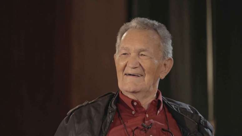 Corpo de Léo Batista é velado em cerimônia aberta na sede do Botafogo, no Rio