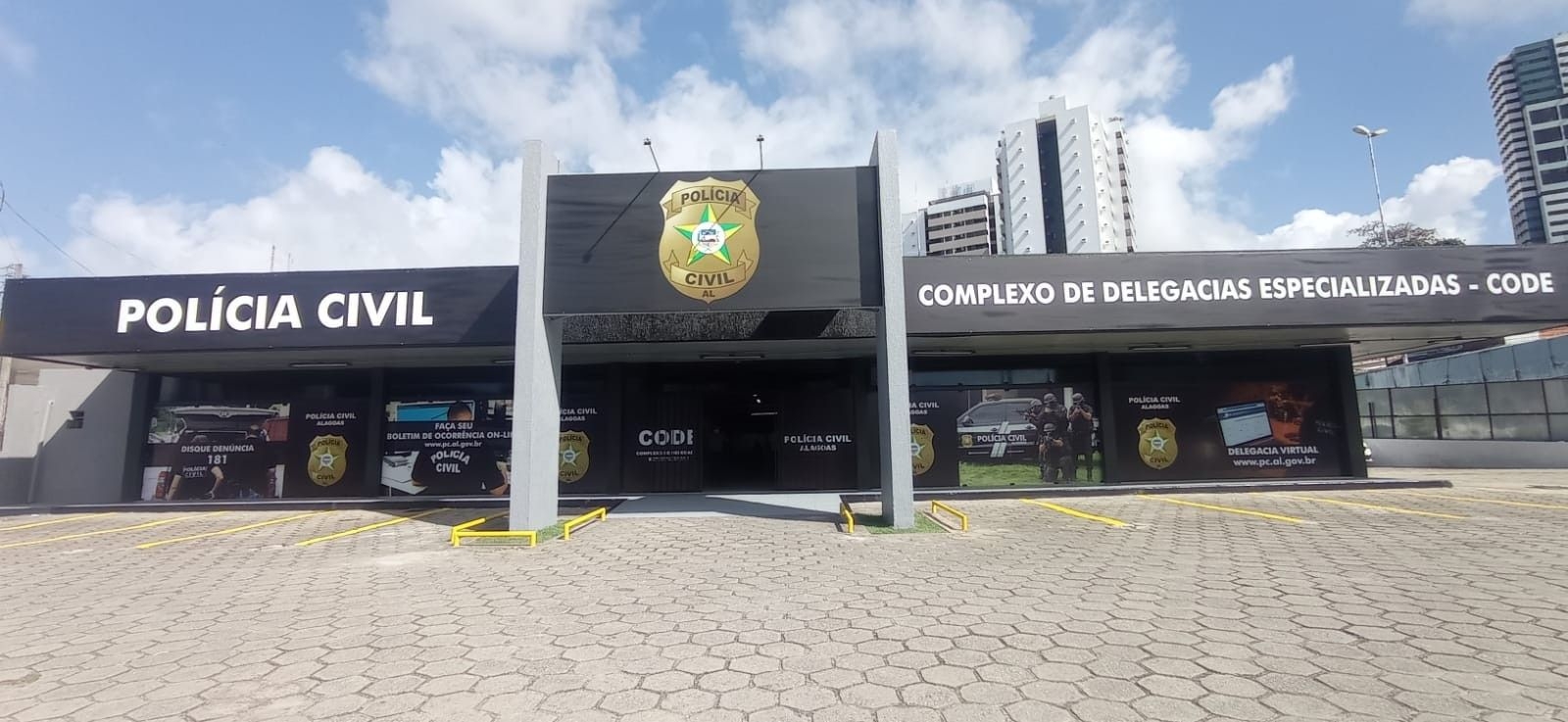 Empresária que fugiu do país presta depoimento policial