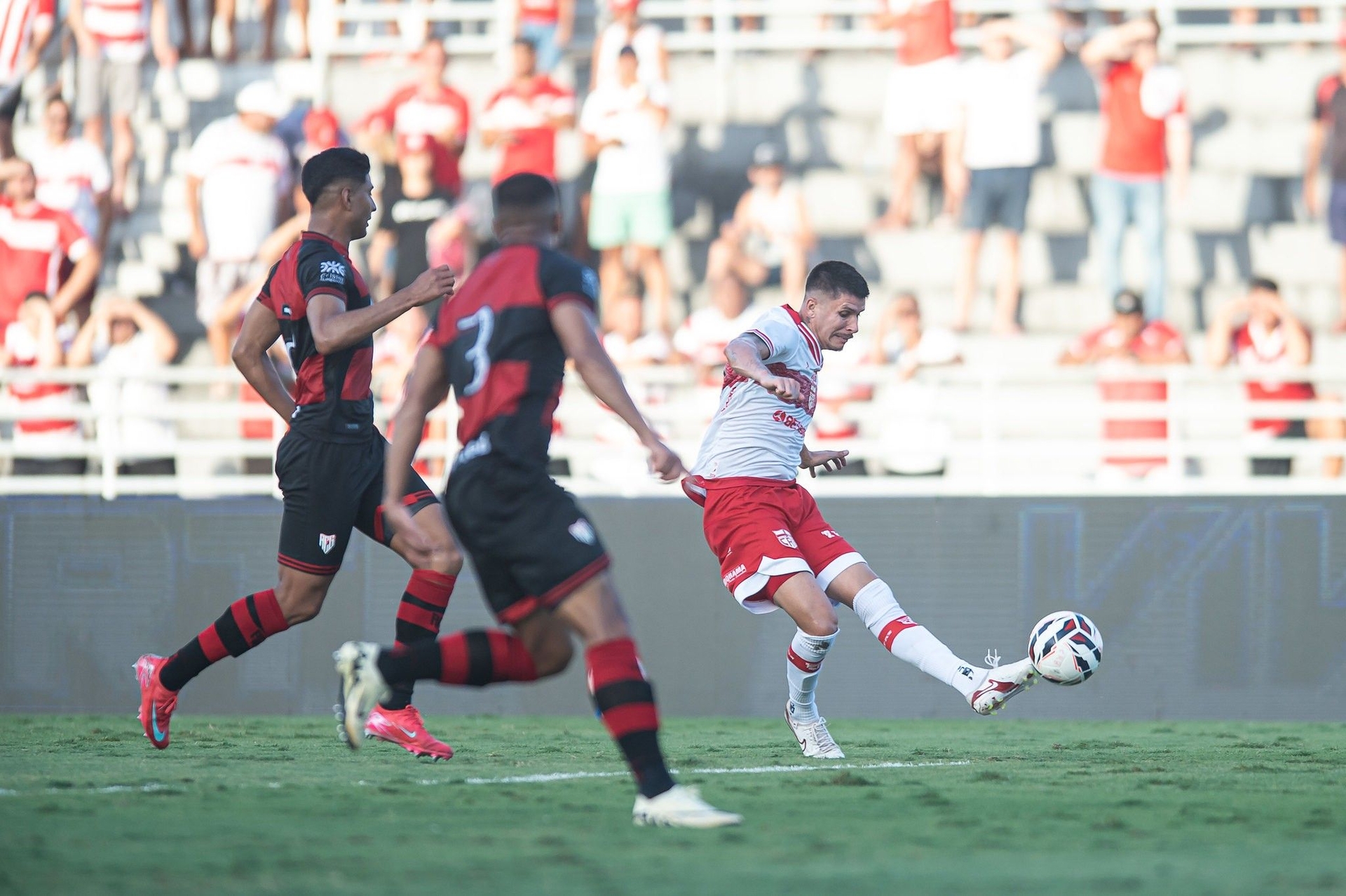 CRB vence Atlético-GO e se mantém vivo na Série B