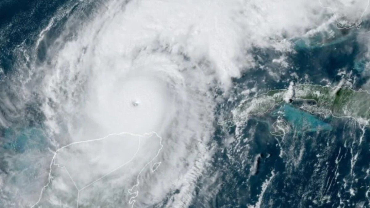 Cientistas registram mar dentro do furacão Erin