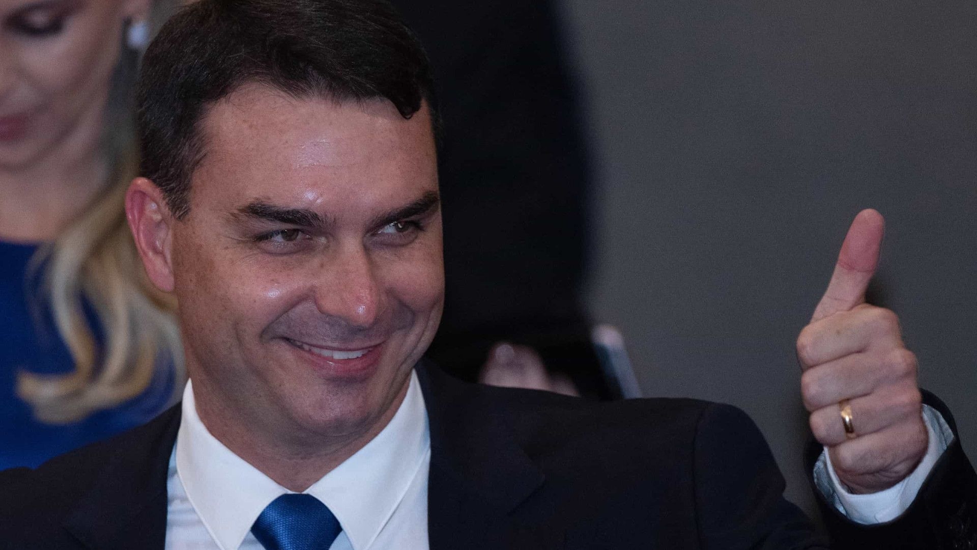 Flávio Bolsonaro elogia app do governo Lula para bloquear celular roubado