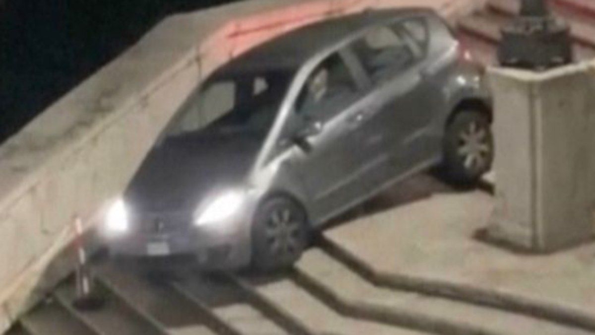 Idoso se Confunde e Desce Escadaria Famosa em Roma