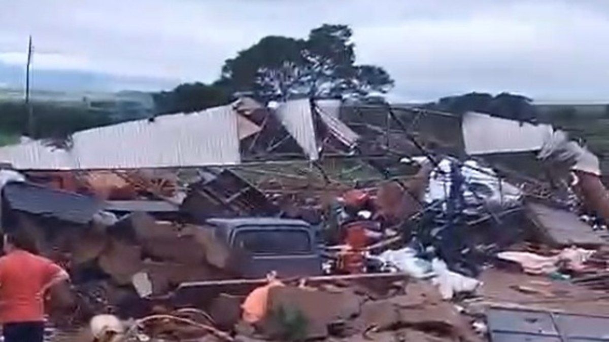 Vento provoca desabamento de galpão e mata homem